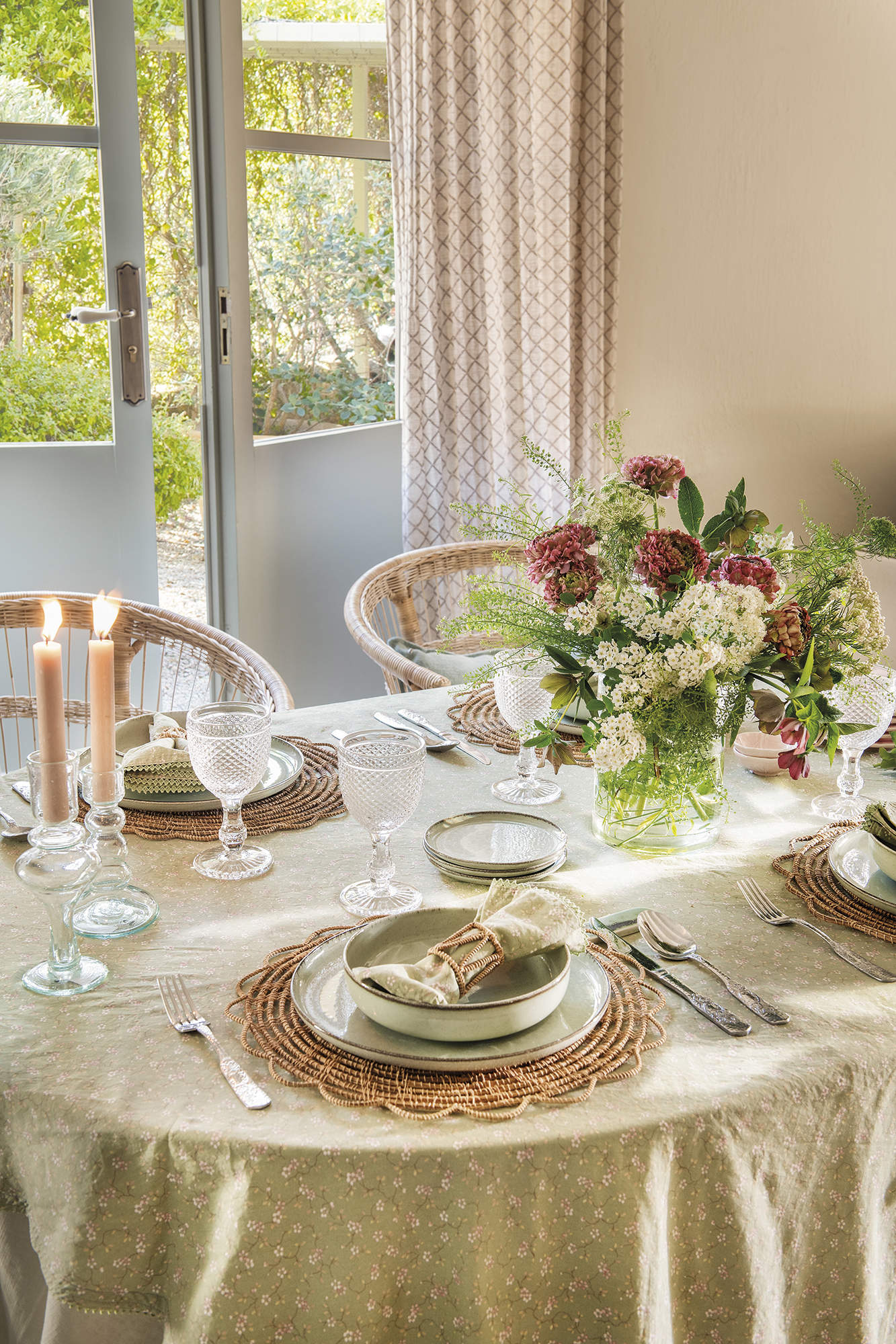 7 looks de mesa: mesa de comedor romántica con flores